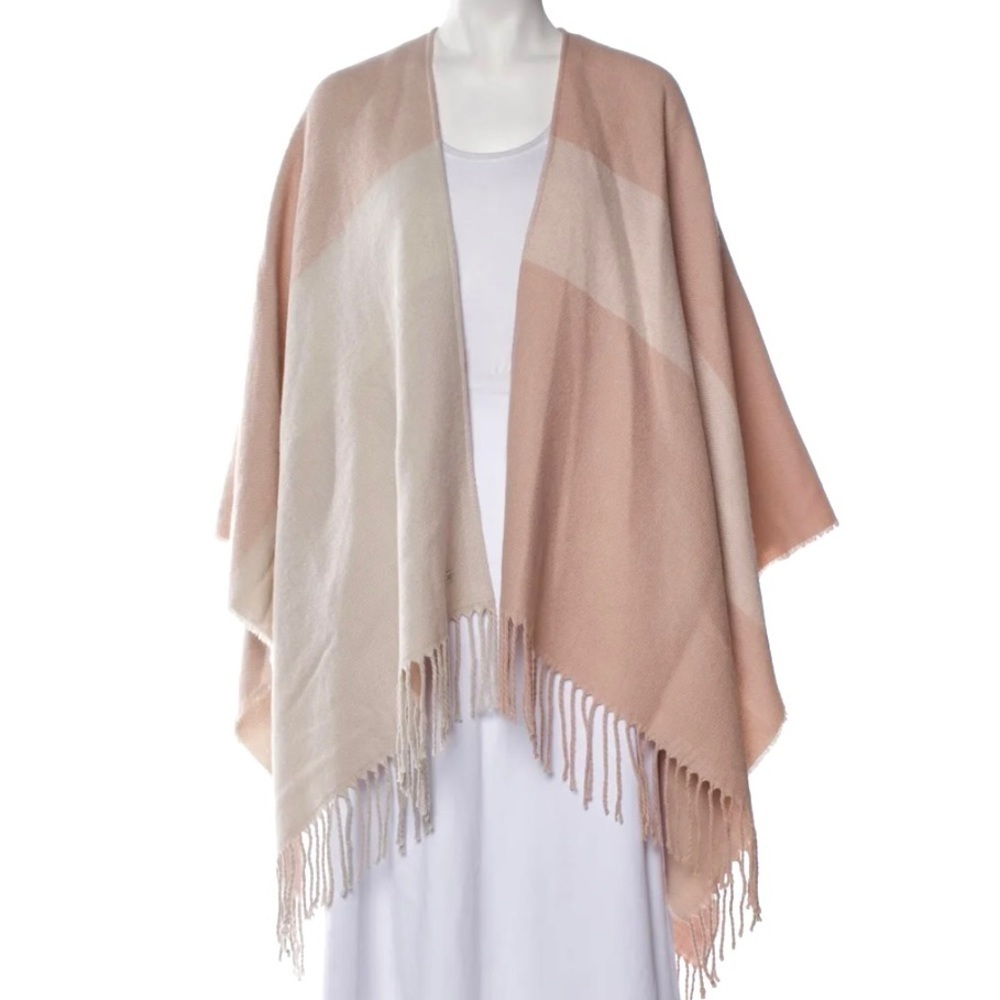 Like new Soia & Kyo Fringed Shawl